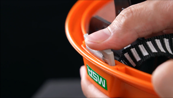 梅思安Y型四點式下頦帶安全帽安裝方法7