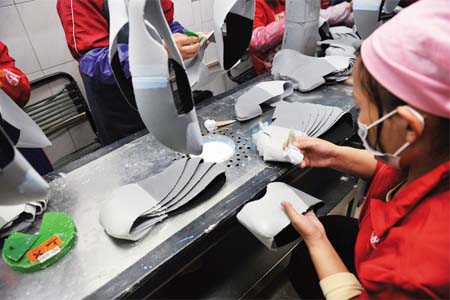 企業(yè)使用防塵口罩應對苯中毒,完不具備防毒面具的防毒性能,不符合防護要求